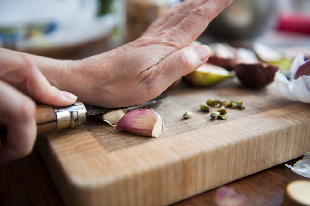 Um Knoblauch zu schälen, kann man ihn einfach zerdrücken