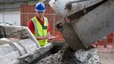 lebender Beton: Ein Bauarbeiter beobachtet Anlieferung von flüssigem Beton