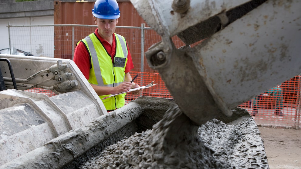 lebender Beton: Ein Bauarbeiter beobachtet Anlieferung von flüssigem Beton