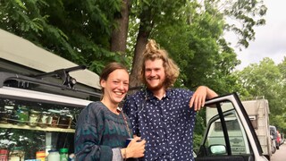 ganzer Stolz: Carl und Marie vor ihrem umgebauten Auto