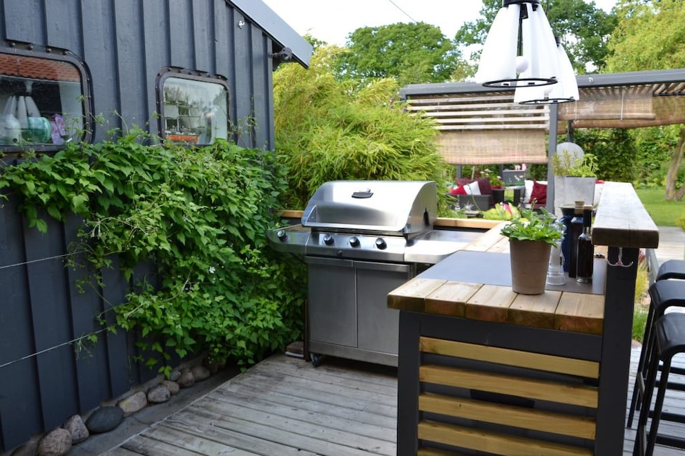 By setting up work surfaces, a grill area can also be expanded into an outdoor kitchen