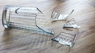 Zerbrochenes Glas kleben