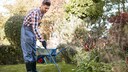 Hausmeister bei der Gartenarbeit