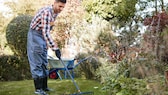 Hausmeister bei der Gartenarbeit