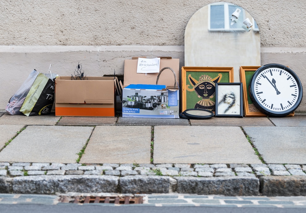 Müll auf der Straße mit „Zu verschenken“-Schild