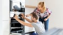 Backofen Kauf: Ein Paar begutachtet einen neuen Backofen