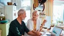 Mann und Frau checken Rechnungen