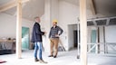 Bauherr inspiziert Baustelle