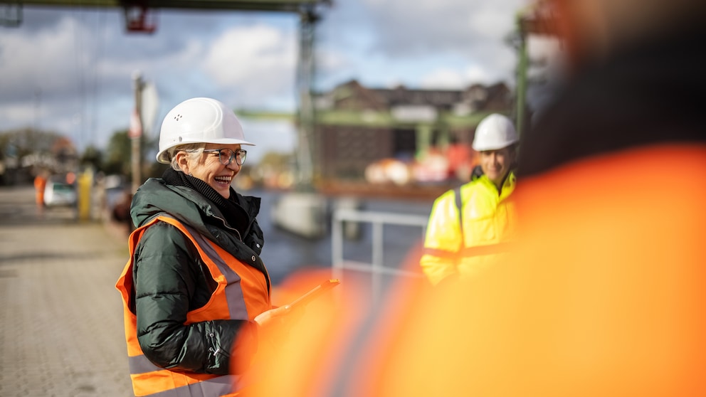 Bauarbeiter lachen zusammen