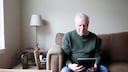 Ein Senior packt Umzugskartons