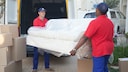 2 Lieferanten liefern ein Sofa