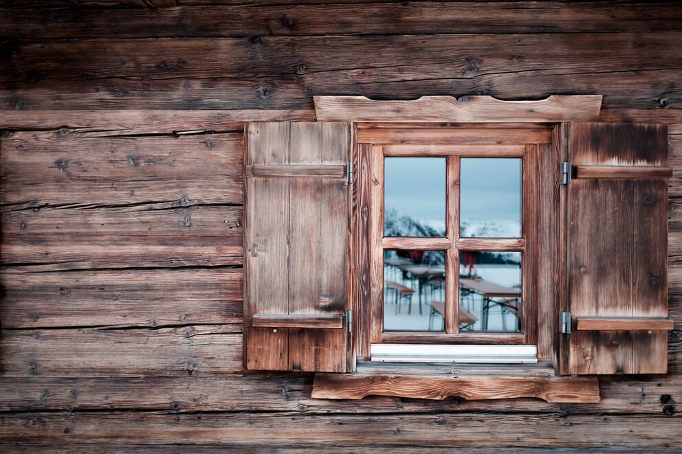 Fassade eines Holzhaus mit Fenster