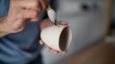 Tasse und Geschirr zu Hause bemalen
