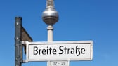 Straßenschild „Breite Straße“ mit Fernsehturm dahinter