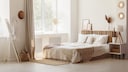 Ein in neutralen Farben eingerichtetes Schlafzimmer