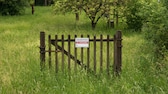 Zaun mit „Zu Verkaufen“-Schild