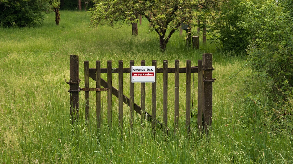 Zaun mit „Zu Verkaufen“-Schild