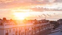 Solardachziegel: Sonnenuntergang hinter Hausdächern