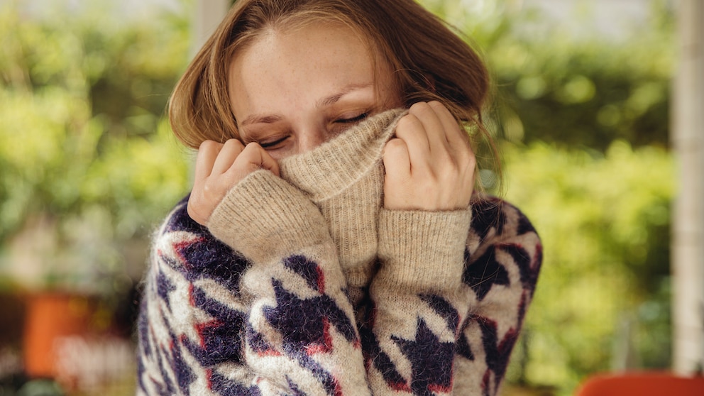 Frau in Wollpullover