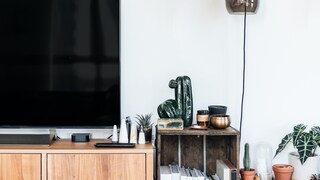 TV-Board mit Dekokisten und jeder Menge Accessoires