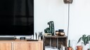 TV-Board mit Dekokisten und jeder Menge Accessoires
