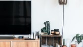 TV-Board mit Dekokisten und jeder Menge Accessoires