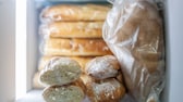 Brot und Brötchen in einem Tiefkühlfach