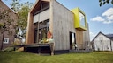 Mutter und Tochter vor Tiny House