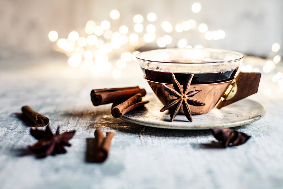 Glühwein mit Weihnachtsdeko