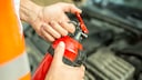 Feuerlöscher in der Hand