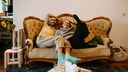 Millennials sitzen auf einem alten Sofa und lachen