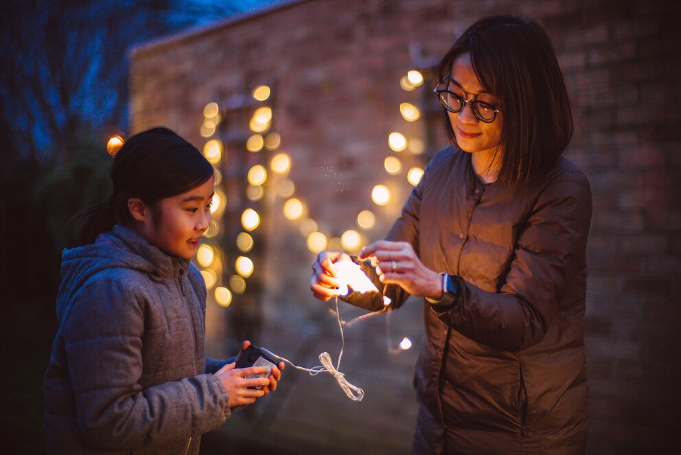 Lichterketten als Deko an Weihnachten im Garten