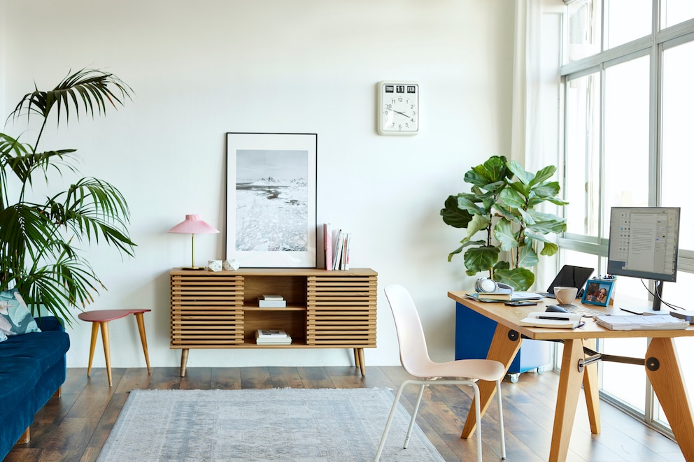 Ein Arbeitszimmer mit Möbeln und Accessoires, die alle reichlich Platz haben