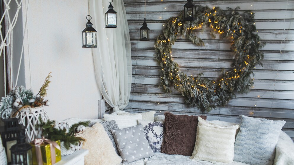 Balkon mit winterlicher Dekoration