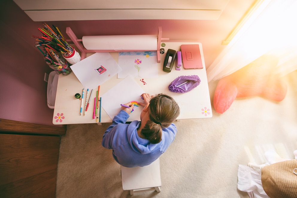 Mädchen am Schreibtisch im Kinderzimmer