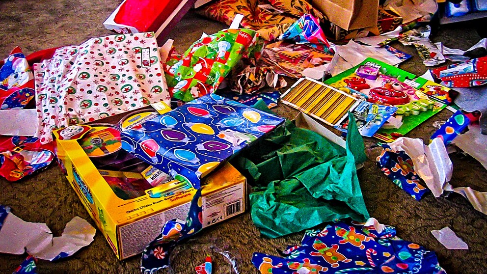 Berge an Müll von Geschenkverpackungen