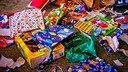 Berge an Müll von Geschenkverpackungen