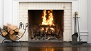 Damit man seinen Kamin lange nutzen kann, sollte man ihn reinigen und pflegen – das ist nicht nur die Aufgabe des Schornsteinfegers