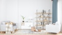 Wohnzimmer mit hellem Holzfußboden, weißen Wänden, hellgrauen Sitzmöbeln mit Holzfüßen und weiteren Elementen im Scandi Style