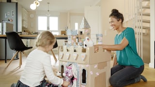 Mutter und Tochter basteln ein Puppenhaus