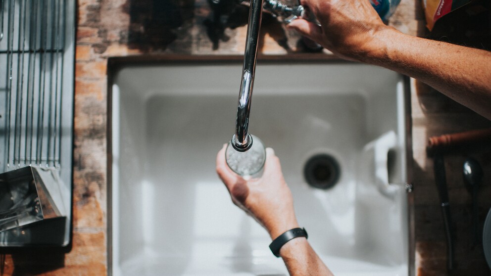 Wasser wird eingegossen