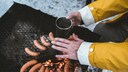 Würstchen auf einem Grill im Winter