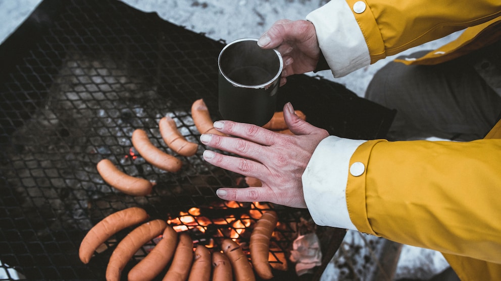 Würstchen auf einem Grill im Winter