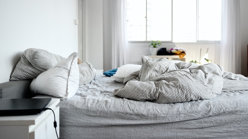 Ungemachtes Bett im Schlafzimmer