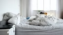 Ungemachtes Bett im Schlafzimmer