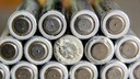 Ausgelaufene Batterien: Ein Stapel mit Batterien, teils ausgelaufen