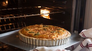 Backblech Rost: Ofen mit Rost und Backblech, auf dem eine Quiche in Auflaufform steht