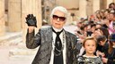 Nachlass Karl Lagerfeld: Karl Lagerfeld winkt dem Publikum auf einer Modenschau zu