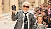 Nachlass Karl Lagerfeld: Karl Lagerfeld winkt dem Publikum auf einer Modenschau zu