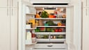Offener Kühlschrank mit Lebensmitteln